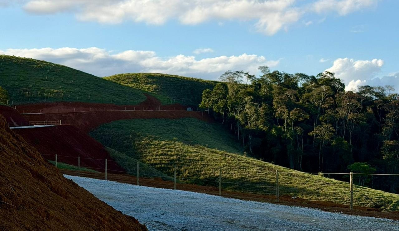Abertura da via de acesso interna, em cascalho