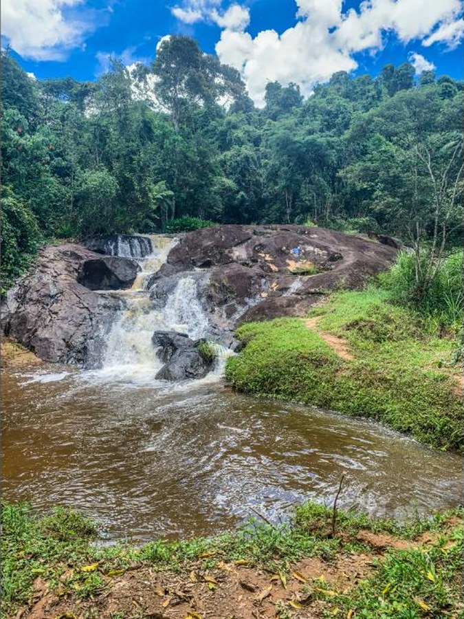 Poço de água limpa em cachoeira de Santa Rita de Jacutinga