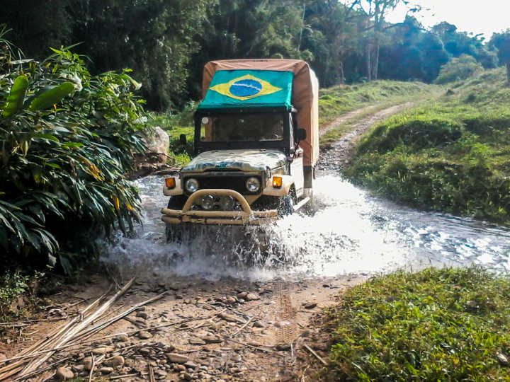 Trilha de jipe cruzando o rio