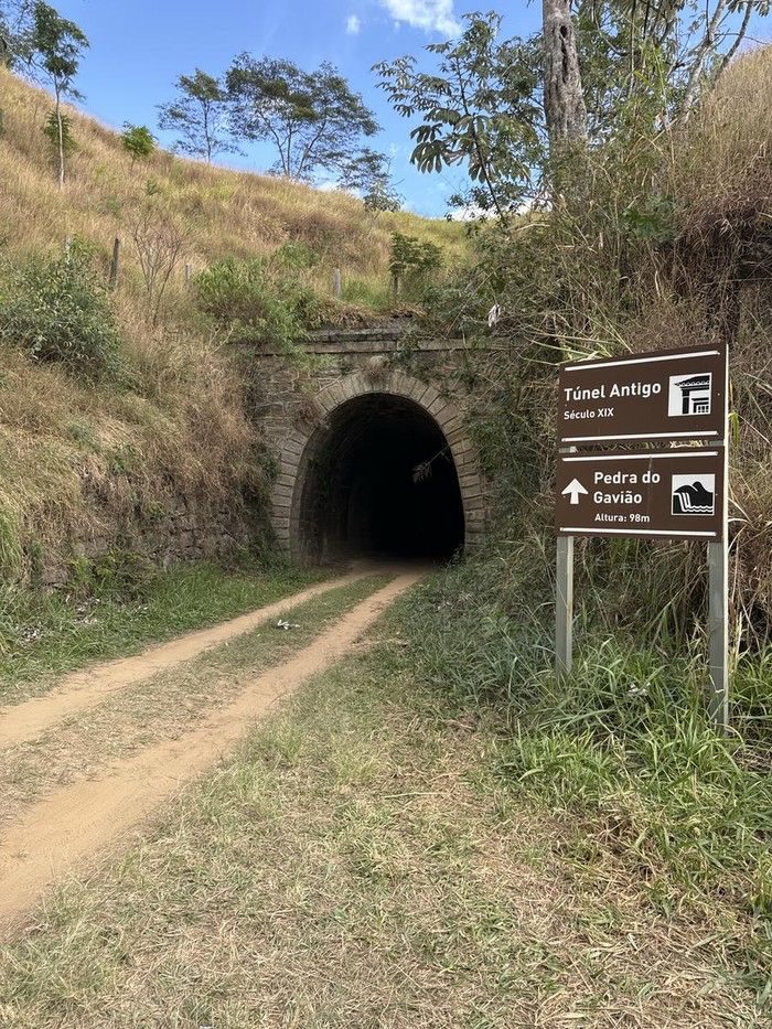 Túnel do século XIX no caminho da Pedra do Gavião